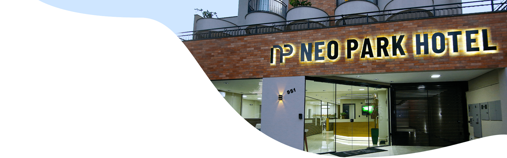 3. Entrada do hotel Neo Park